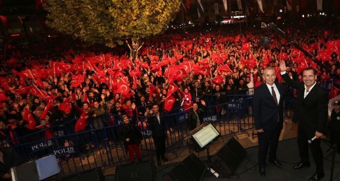 Vatandaşlar Cumhuriyet Bayramında Ferhat Göçer’le eğlendi