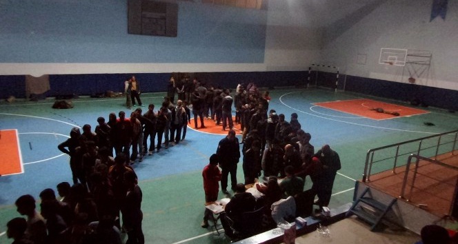 Tosya’da yakalan göçmenler spor salonunda tutuluyor