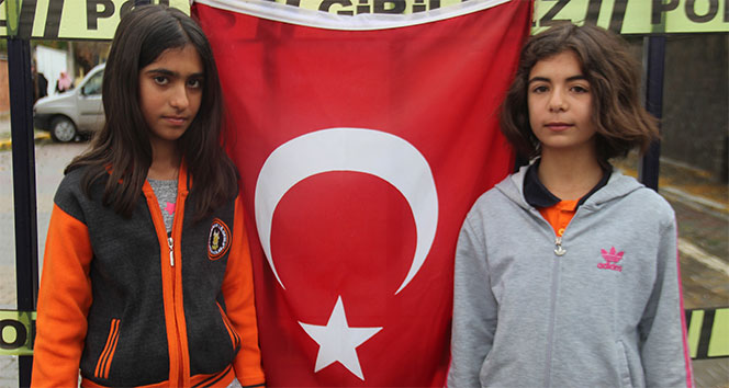 Bayrağı öperken görüntülenen çocuklar, İHA&#039;ya konuştu