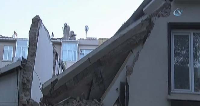 Fatih’te bir binanın çatı katı çöktü