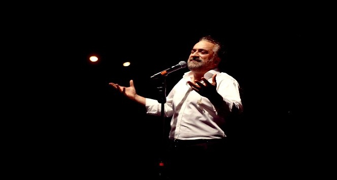 Volkan Konak Giresun’da yağmur altında konser verdi