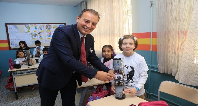 Gaziemir’de 45 okula 2 bin 500 satranç takımı dağıtıldı