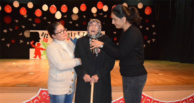 94 yaşındaki Firuzhan Yeğen&#039;in Atatürk sevgisi ayakta alkışlandı