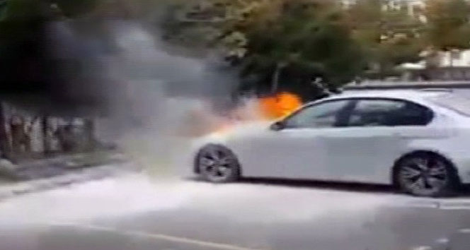 Konya’da park halindeki otomobil alev alev yandı