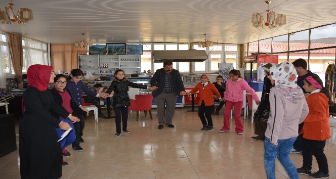 Erzincan Gönüllü Gençler Derneği Tercanlı çocukların kışlık ihtiyaçlarını karşıladı