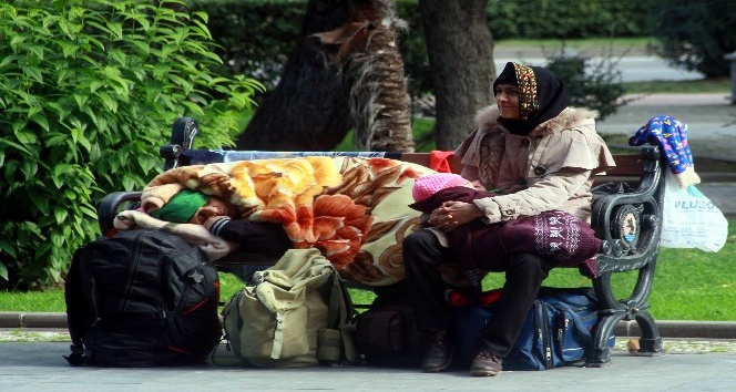 Battaniye altında çaresiz bekleyiş