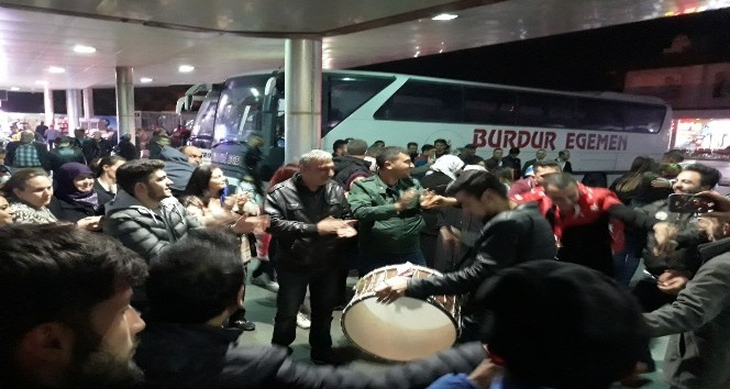 Isparta Otogarında ’En büyük asker bizim asker’ yoğunluğu