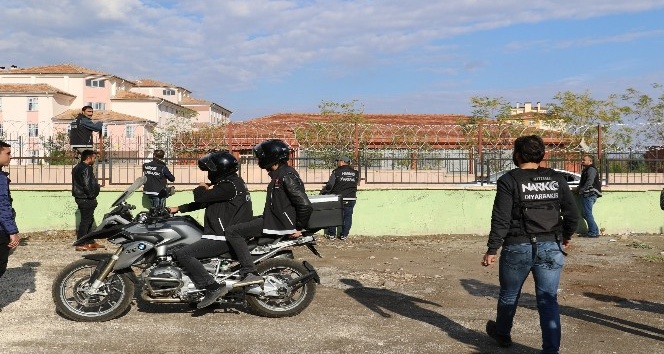 Diyarbakır’da Narkotim ekipleri okul önlerinde göz açtırmıyor