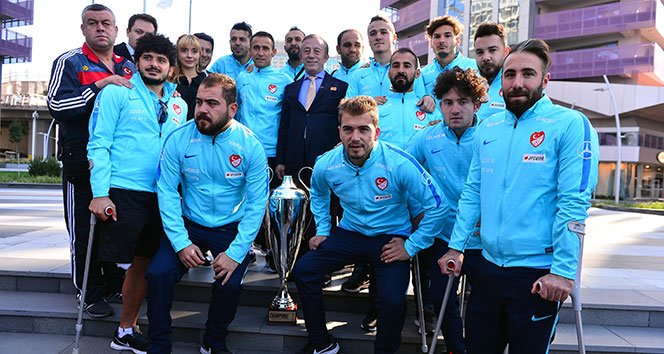 Ali Ağaoğlu, Ampute Futbol Milli Takımı’na dairelerini teslim etti!