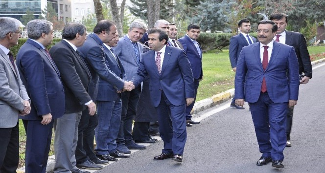 Vali Güzeloğlu’ndan Başkan Atilla’ya ziyaret