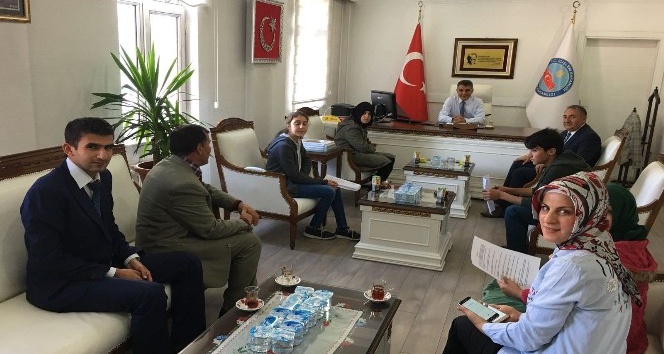 Öğrenciler Kaymakam Özkan’la röportaj yaptı