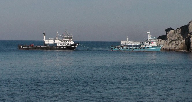 Amasra’da balıkçı gemisi karaya oturdu