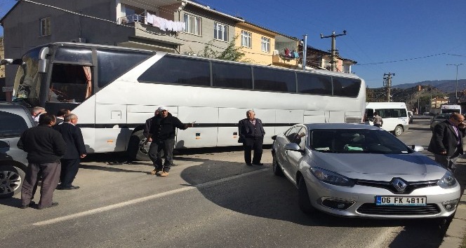 Otomobille çarpışan otobüsten 127 kaçak göçmen çıktı