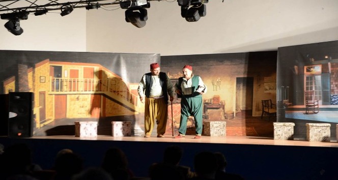 Tiyatro oyunu ’Bizim Konak’ Ardahan’da sahnelendi