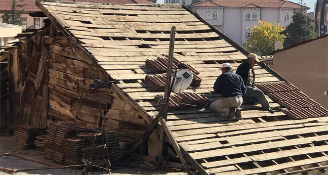 Çatı onaran 2 işçi adeta ölümle dans etti