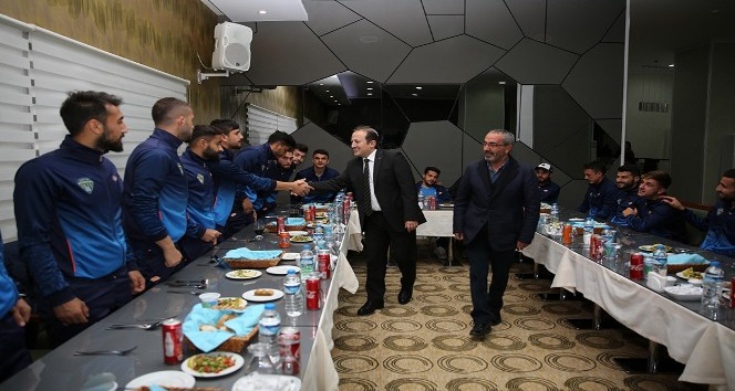 Vali Pehlivan, Bayburt Grup Özel İdare futbolcularını akşam yemeğinde ağırladı