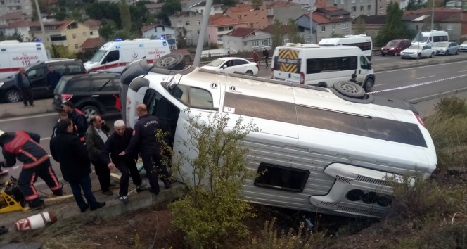 İstanbul Maltepe&#039;de minibüs devrildi