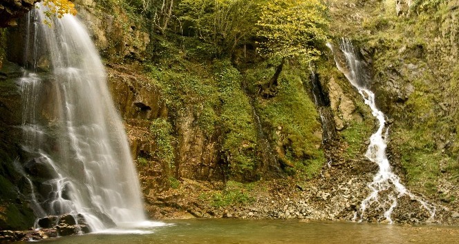 Çağlayandibi Şelalesi yılın her mevsiminde ziyaretçilerine eşsiz güzellikler sunuyor