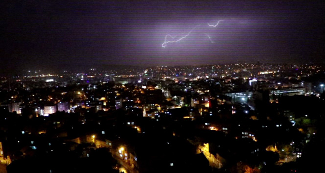 Gaziantep&#039;te art arda çakan şimşekler, geceyi aydınlattı