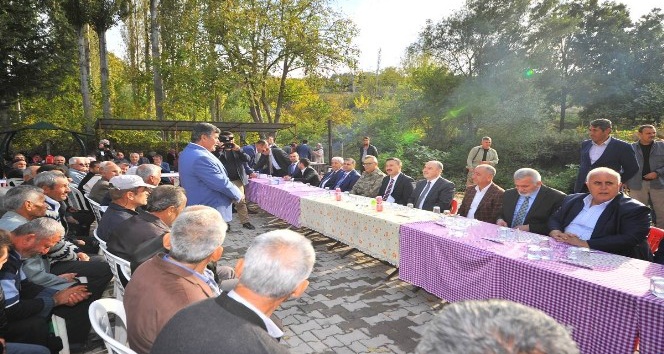 Vali Coşkun: “Köyümüzdeki eksikleri elbirliği ile gidereceğiz”