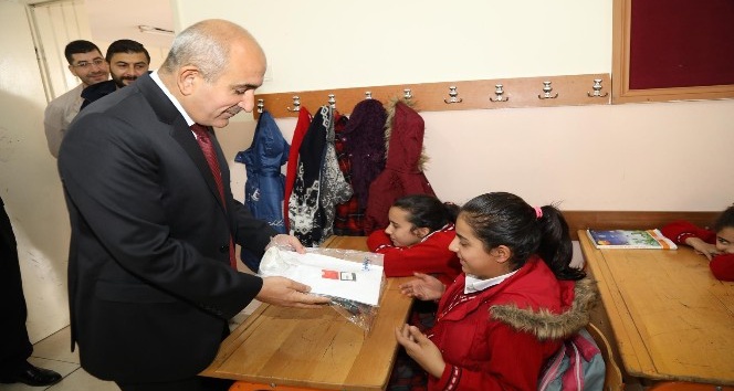 Başkan Kara öğrencilere okul kıyafetleri dağıttı