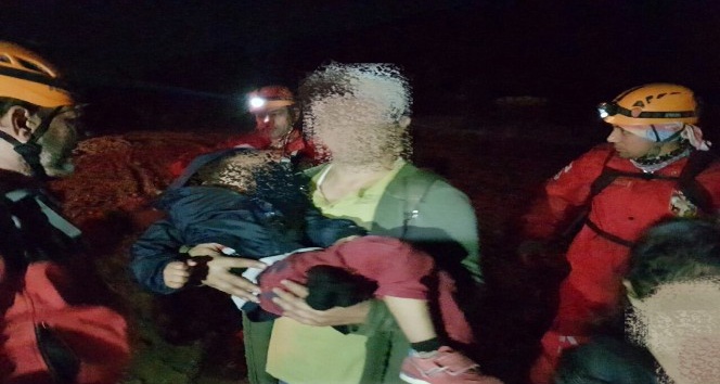 İzmir’de dağda kaybolarak uçurumda mahsur kalan aile kurtarıldı