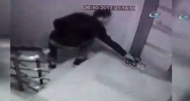 Apartmanda ayakkabı hırsızlığı kamerada |İstanbul haberleri