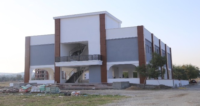 Burhaniye’de Cumhuriyet Mahallesinde pazar yeri ve düğün salonu tamam