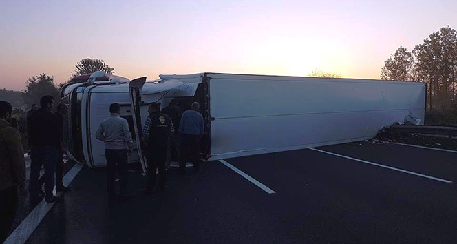 Sakarya’da tır devrildi trafik felç oldu