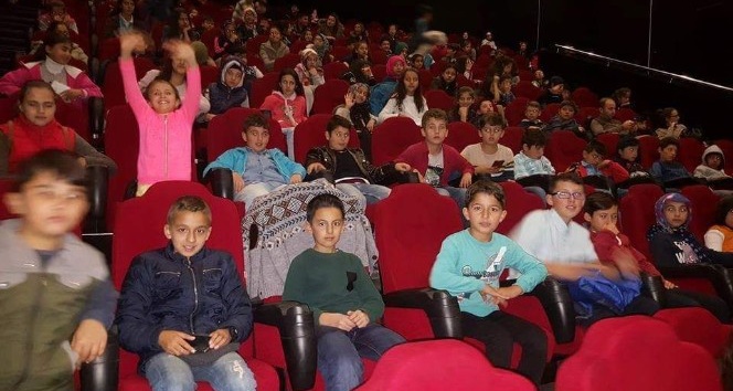 Çavdarhisar İmam Hatip Ortaokulu öğrencilerinin sinema keyfi
