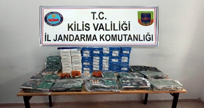 Kaçak sigara ile bilgisayar parçası yakalandı