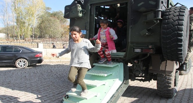 Köy çocukları ilk defa zırhlı askeri araca bindi
