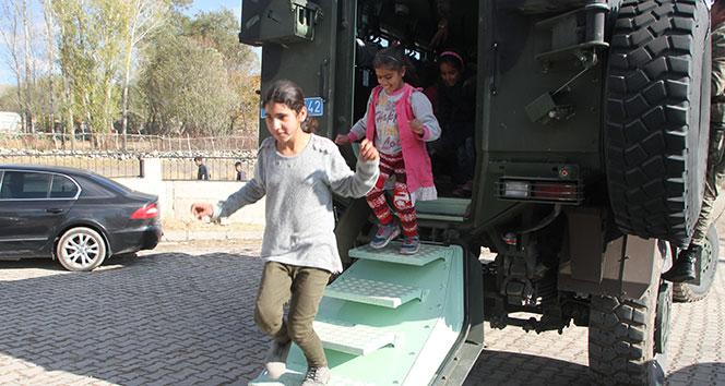 Köy çocukları zırhlı askeri araca bindi