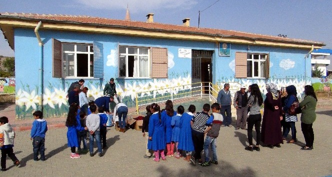 Üniversite öğrencilerinden köy okullarındaki ihtiyaç sahibi öğrencilere yardım