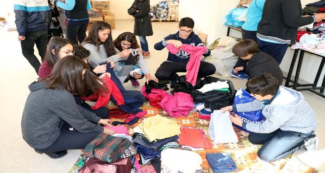 Öğrenciler, sığınmacı ailelere yardımda bulundu