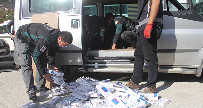 Minibüsün zulasından 5 bin 600 paket kaçak sigara çıktı