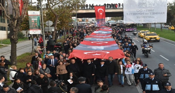 Beşiktaş’ta bin 94  metrelik dev Türk bayrağıyla binler Dolmabahçe’ye yürüdü