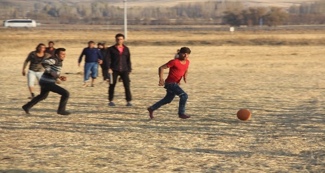 Suriyeli tarım işçilerinin futbol keyfi