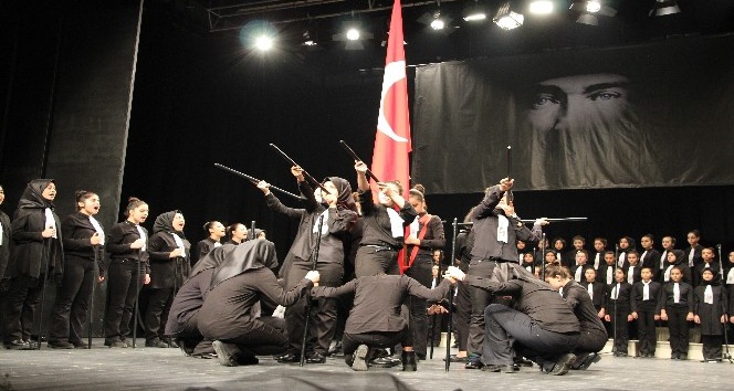 Atatürk’ü anma programında öğrencilerin gösterisi büyük ilgi gördü