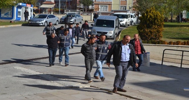 Karaman’da evlerden yaklaşık 450 bin lira para ve ziynet eşyası çalan 3 kişi tutuklandı