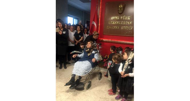 81 yaşındaki Kamile nine minik öğrencilere Atatürk şiiri okudu