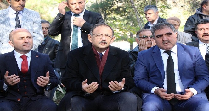 Bakan Özhaseki eski başkanın cenazesine katıldı