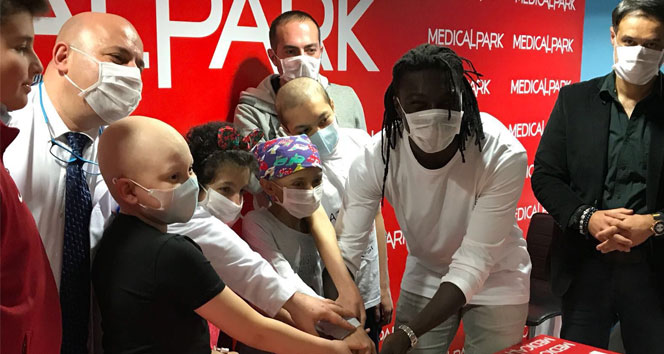 Gomis’ten kanser hastası çocuklara anlamlı destek