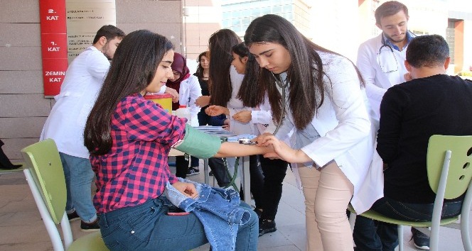 Sağlık Yüksekokulu Öğrencilerinden Diyabet Günü etkinliği