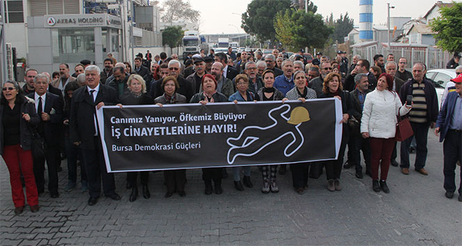 Patlamanın olduğu fabrikanın önünde protesto