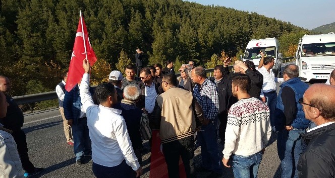 Servis şoförleri Manisa-İzmir yolunu trafiğe kapattı