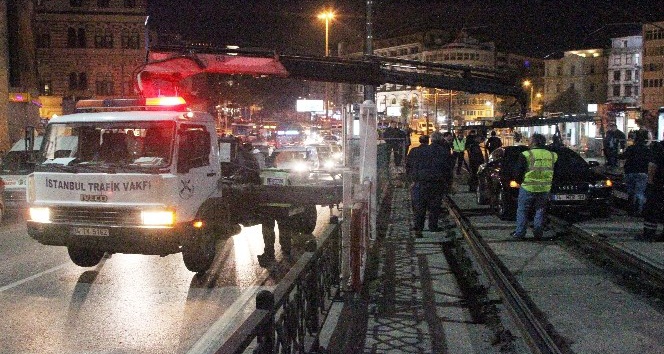 Kadıköy’de kontrolden çıkan otomobil tramvay yoluna girdi, seferler aksadı