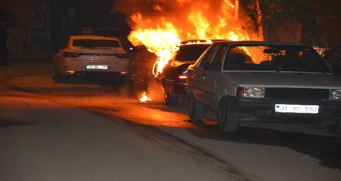Park halindeki araç alev alev yandı