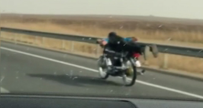 Batman-Diyarbakır yolunda motosiklet sürücüsünün tehlikeli yolculuğu