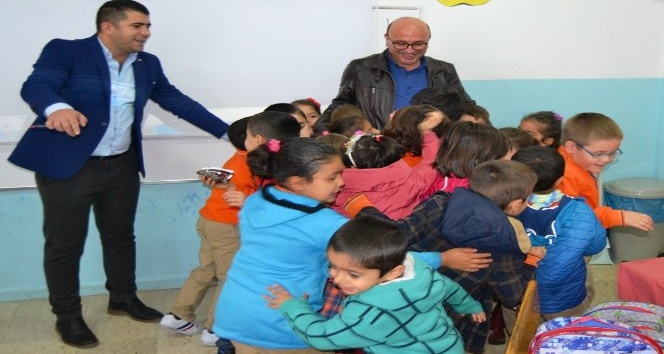 Altınova Belediye Başkanı Oral, minik öğrencilerin dersine girdi